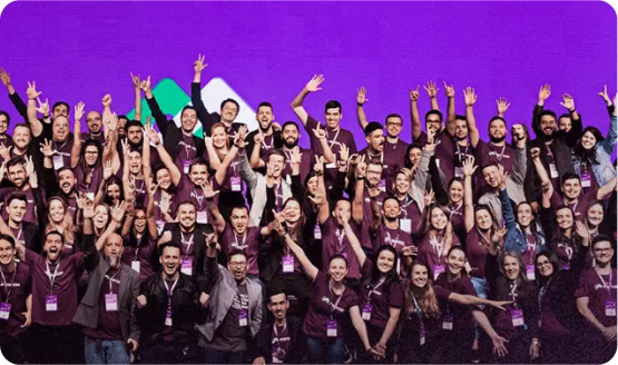 Time de colaboradores da Mercos com as mãos levantadas.