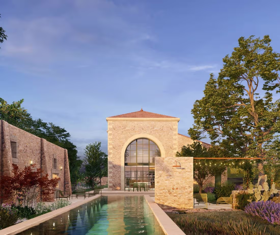 Bâtisse charentaise en veille pierre rénovée, terrasse et piscine à débordement