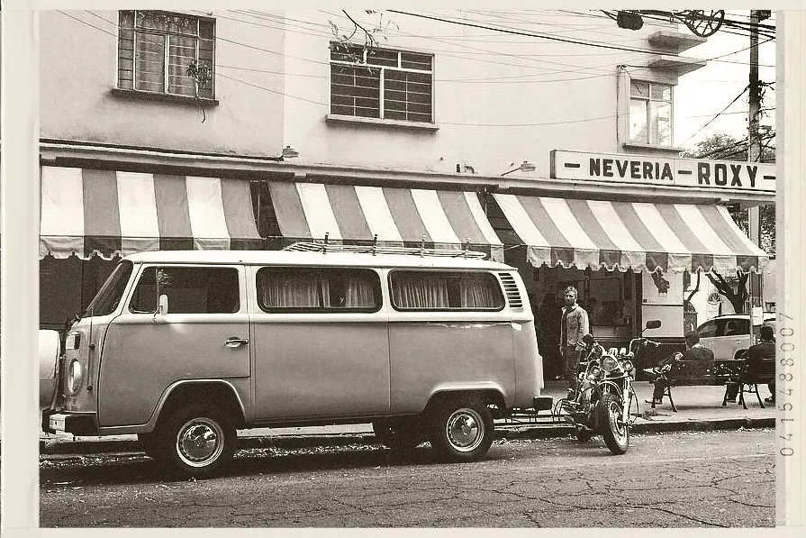 Combi frente a Nevería Roxy