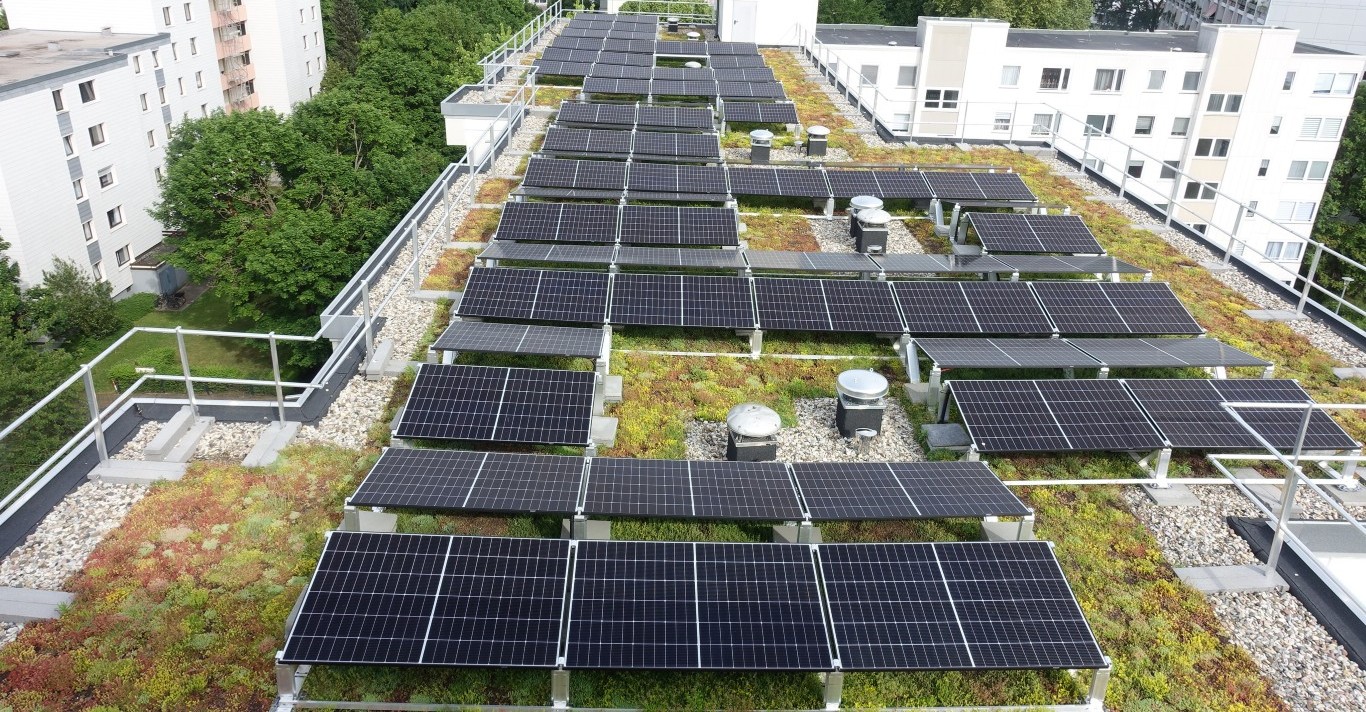 Dachmodernisierung als Solar-Gründach in BEG EM Qualität