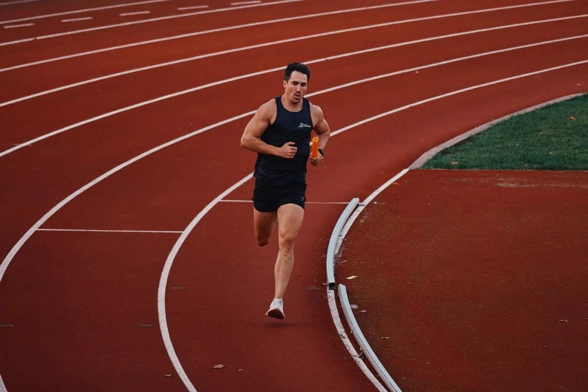 Een hardloper op een atletiekbaan.