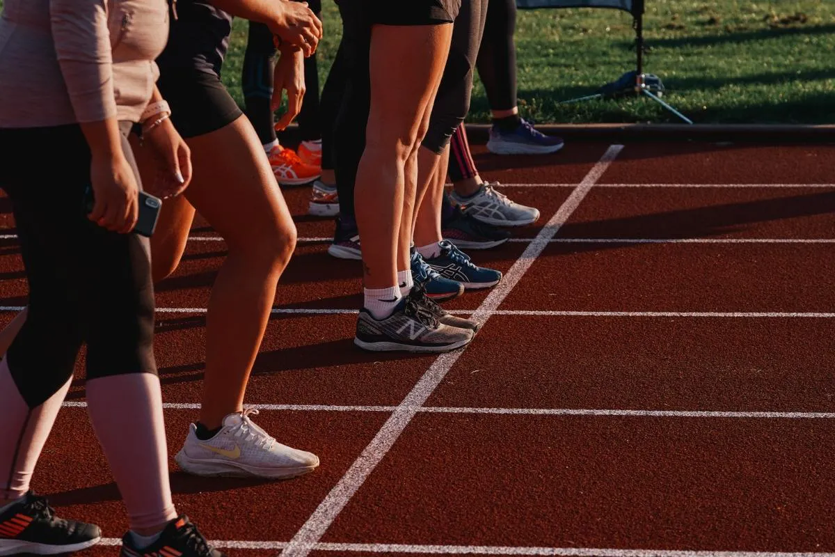 Hardlopers op de atletiekbaan.