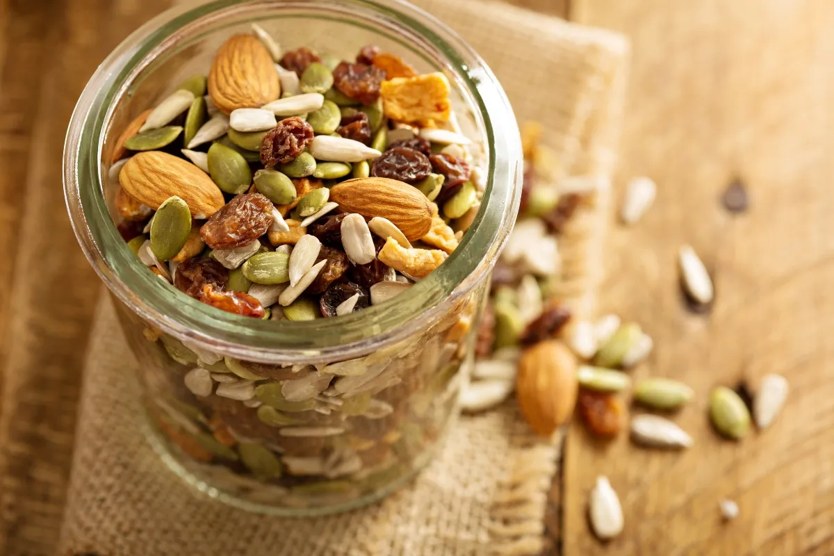Trail Mix com nozes e frutas secas.