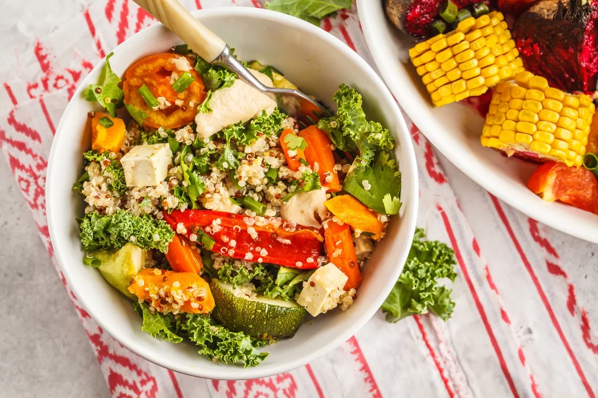 Salada de quinoa com legumes assados.