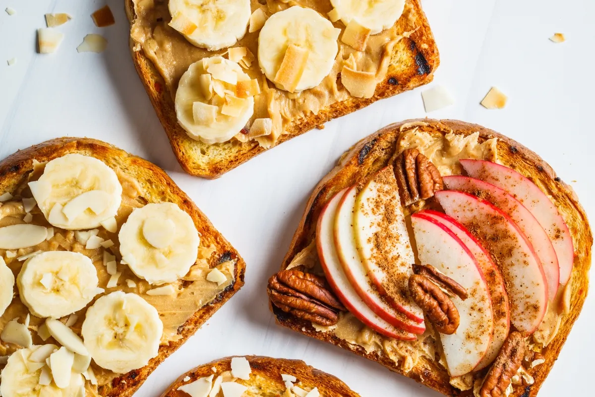 Torradas com manteiga de amendoim e bananas.