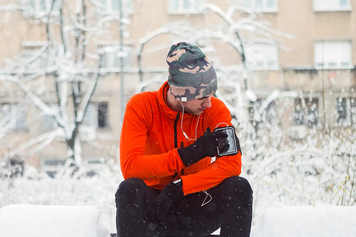 Um homem correndo no inverno.