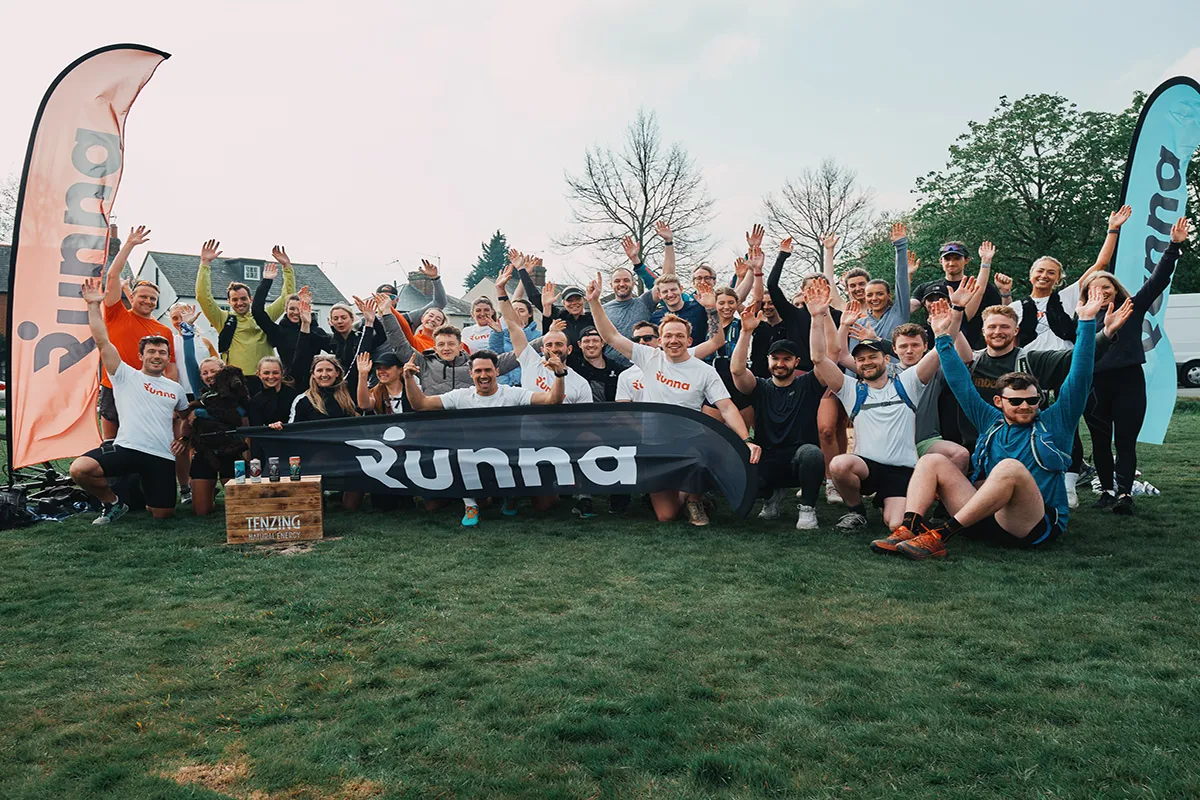 Runna hardlopers met runna banner.
