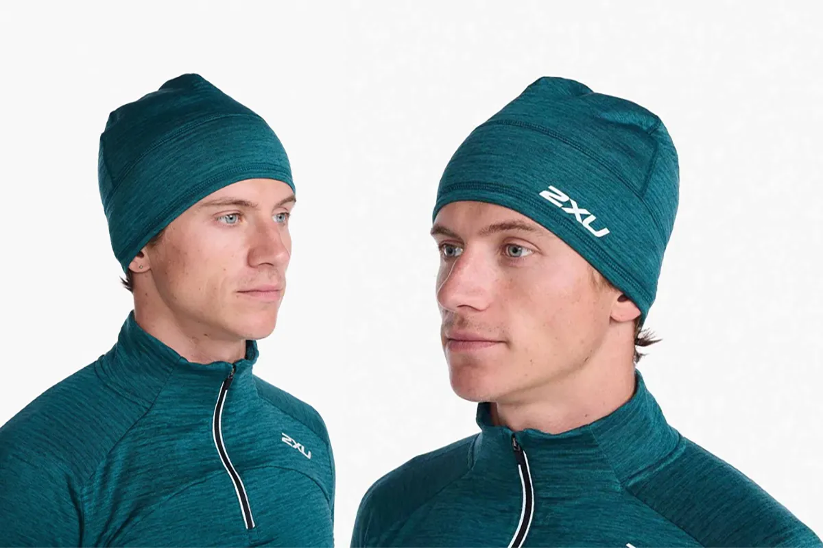 Um homem com um gorro de corrida azul.