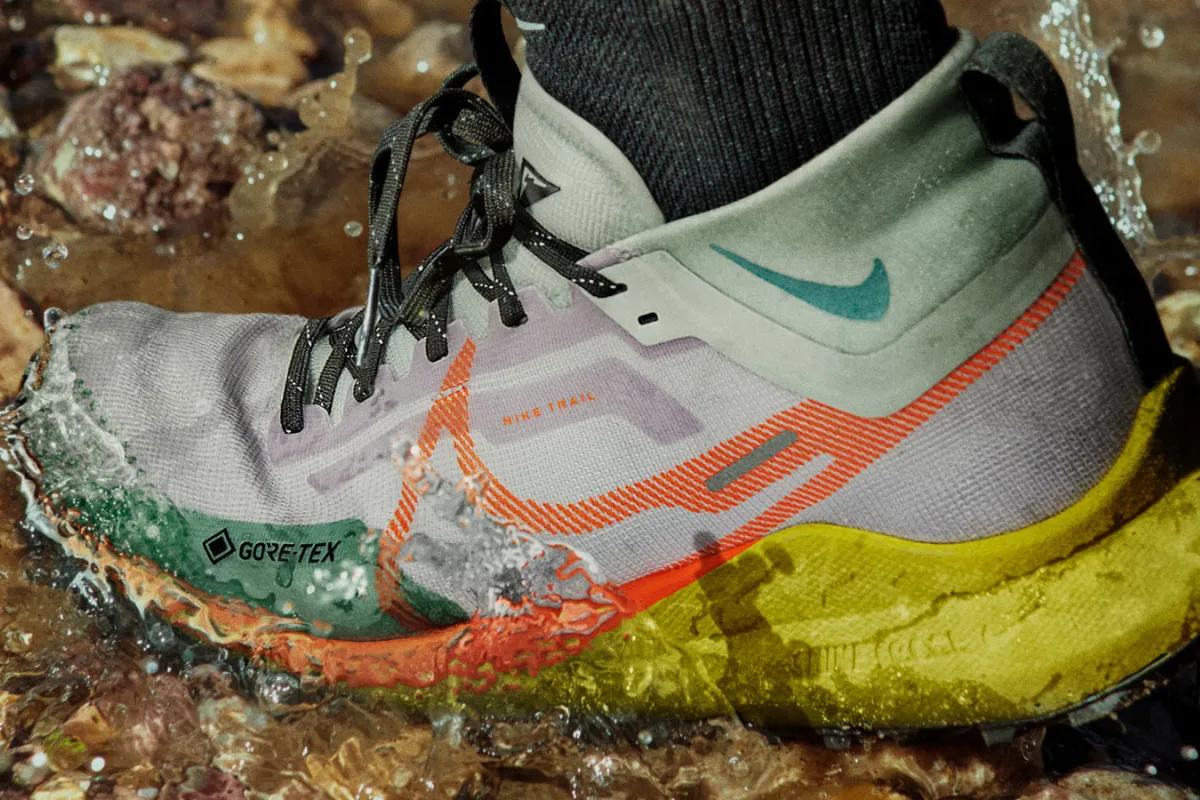 Tênis de corrida Nike para clima frio.