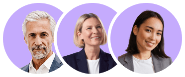 Drie lachende zorgprofessionals in groene bedrijfskleding tegen een lichte achtergrond.