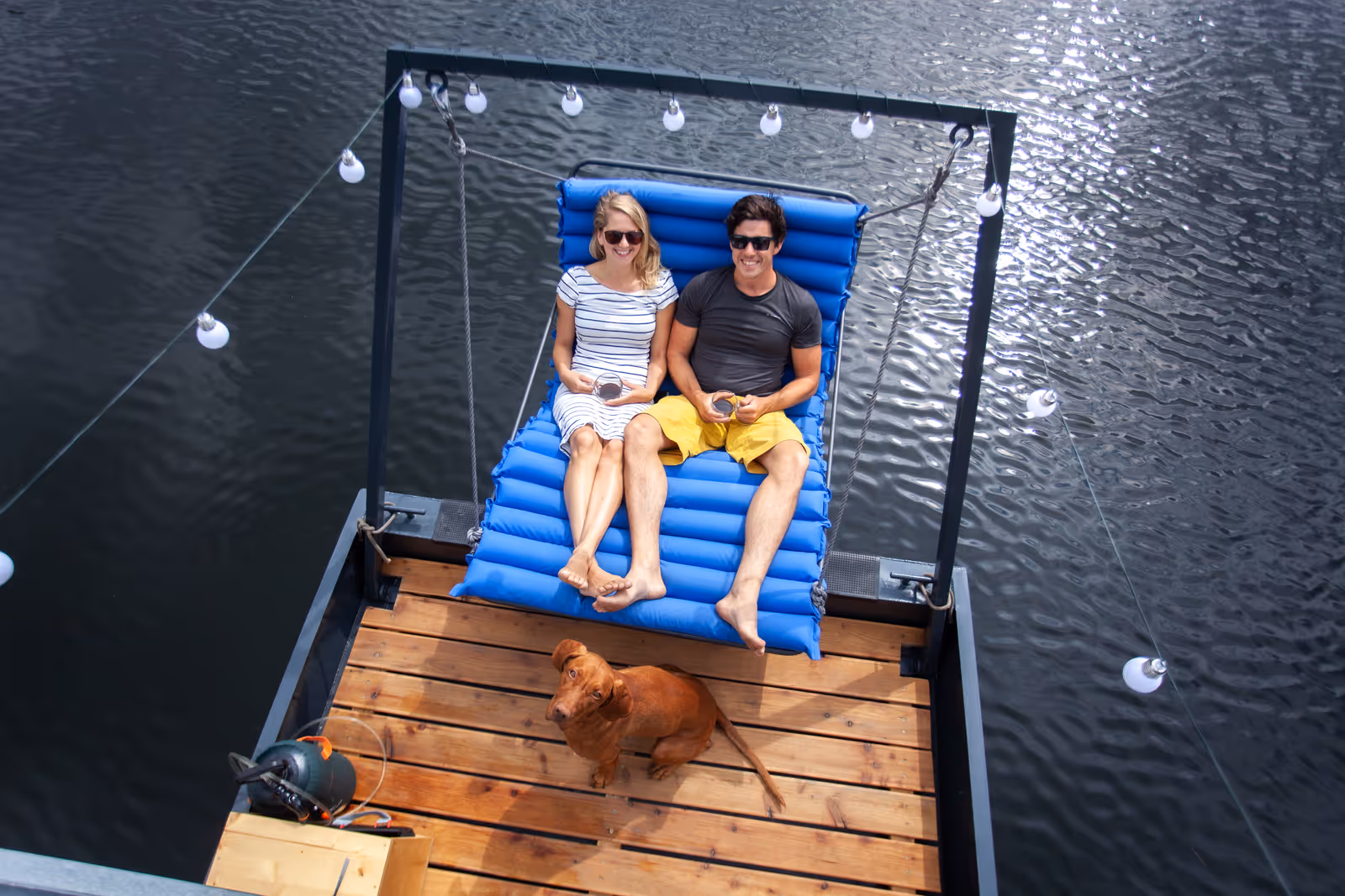 Ubytování na houseboatu s houpačkou