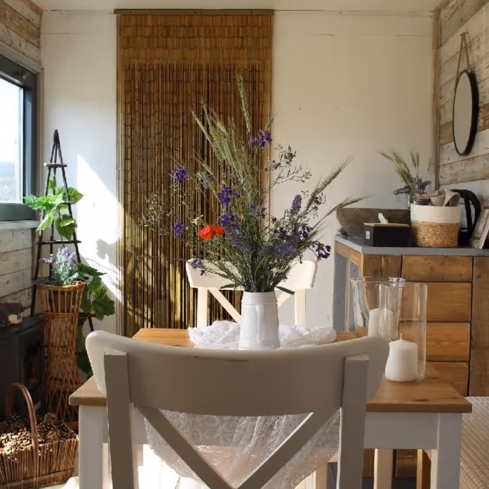 jídelní stůl s židlemi - Ubytování v maringotce v levandulovém údolí