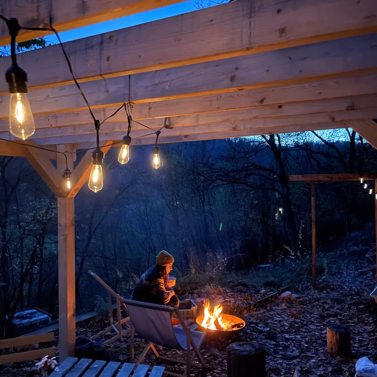 Dita opéká buřty na ohni - Tiny House na Křivoklátsku