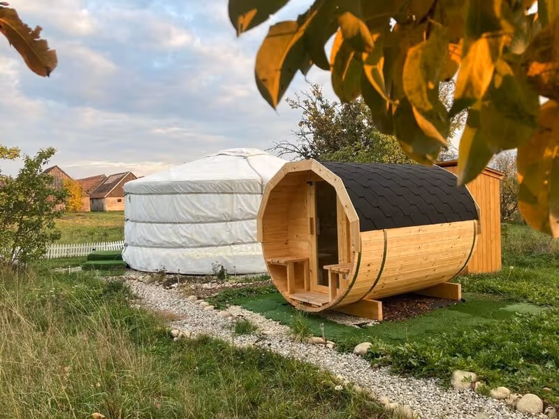 Okolie jurty so sudovou fínskou saunou