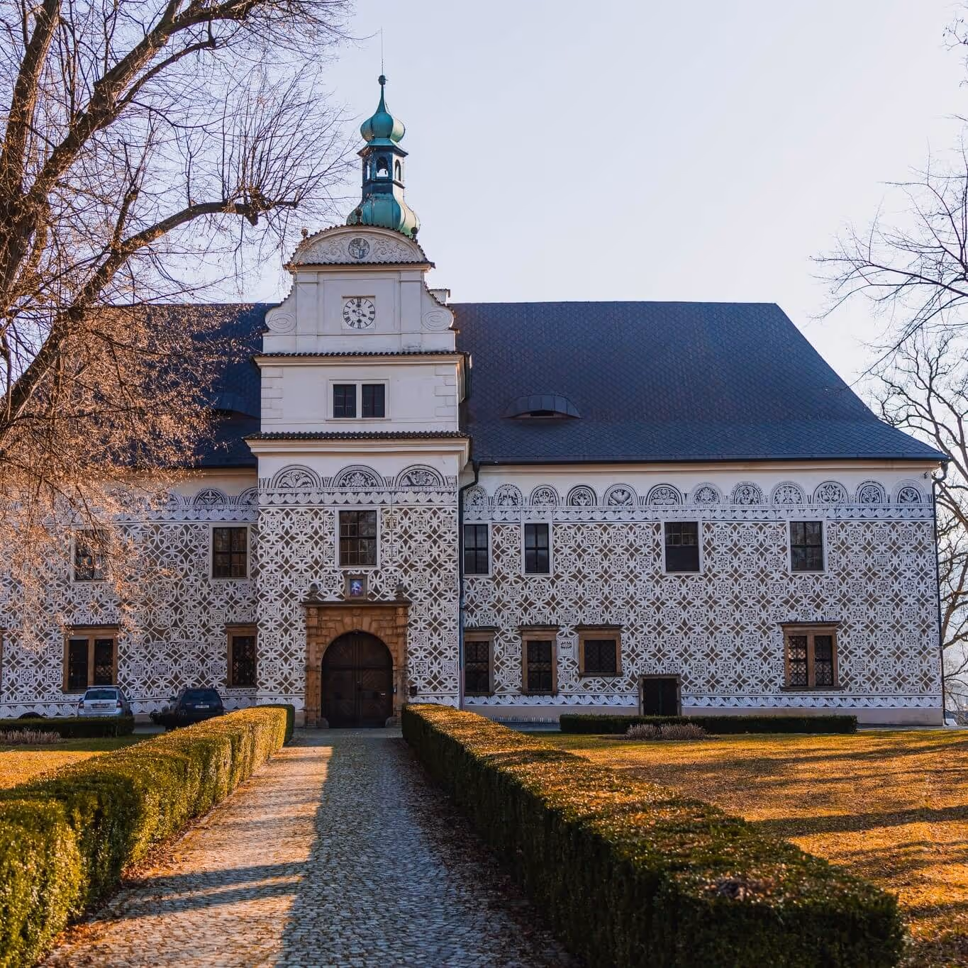 Renesančně-barokní zámek Doudleby - zámek s bílou omítkou v zámeckém parku