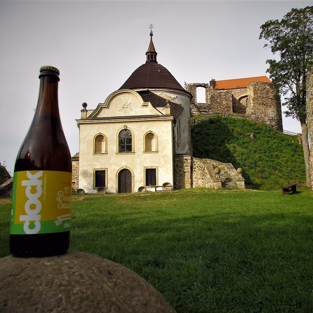 Výhled na hrad Potštejn v Orlických horách s lahví místního řemeslného piva Clock