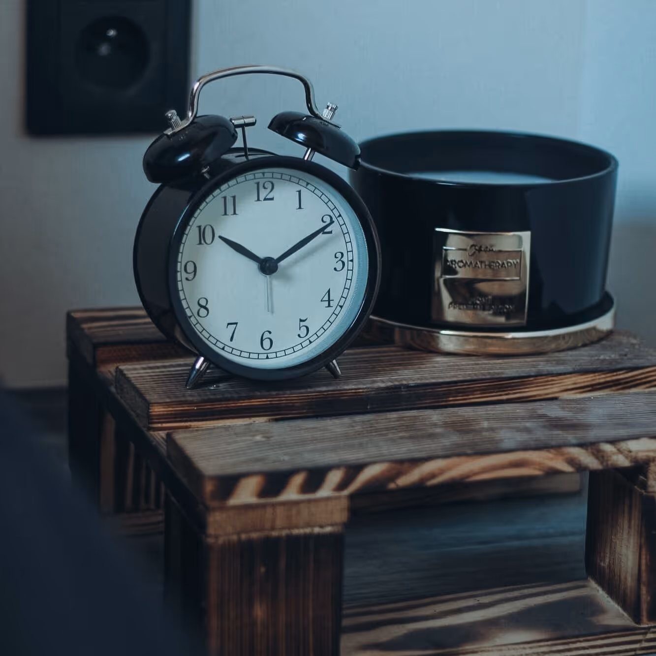 Glamping Morava - Analogový budík na nočním stolku