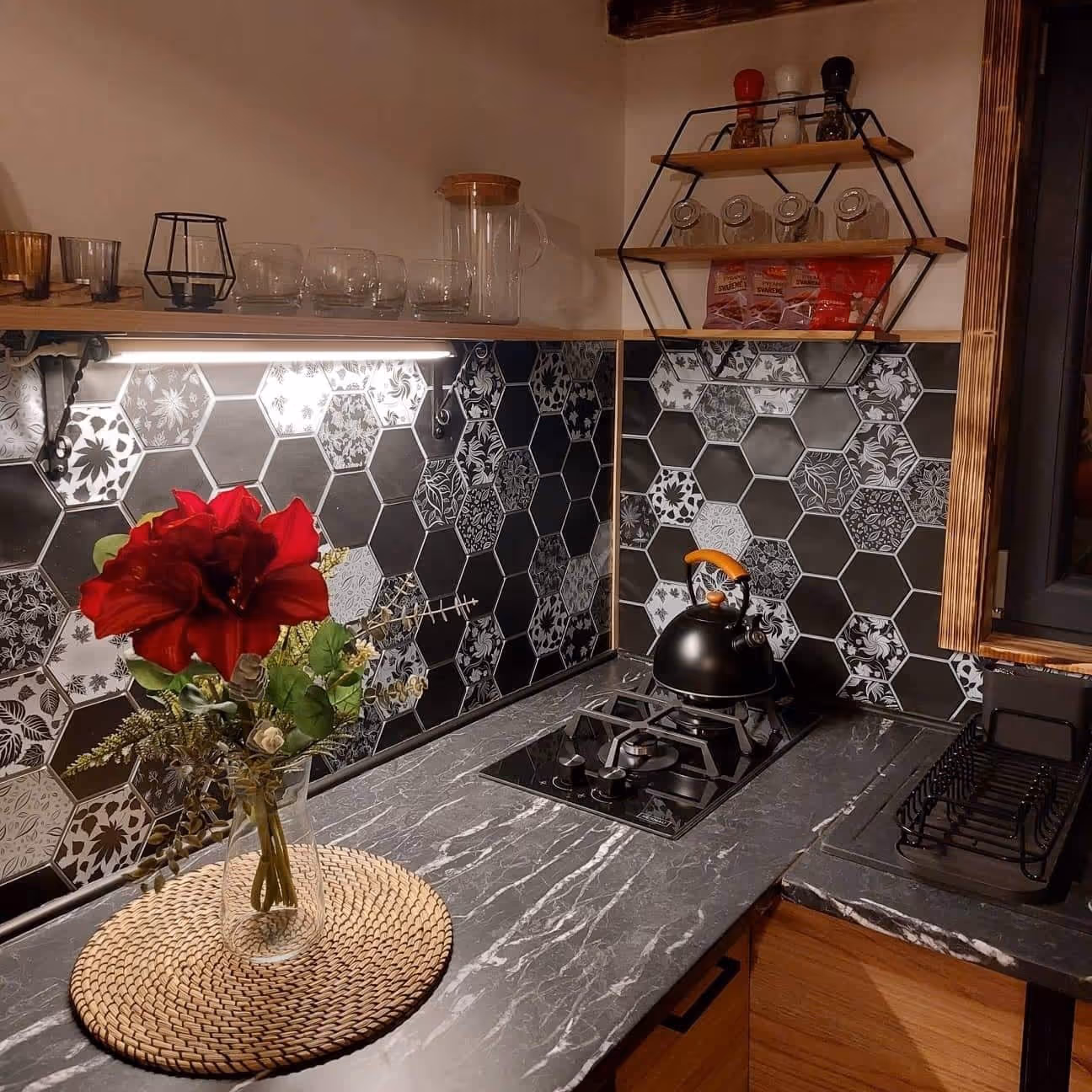 Glamping Morava - luxusní Tiny House s koupelnou a kuchyní se stylovými černými dlaždicemi