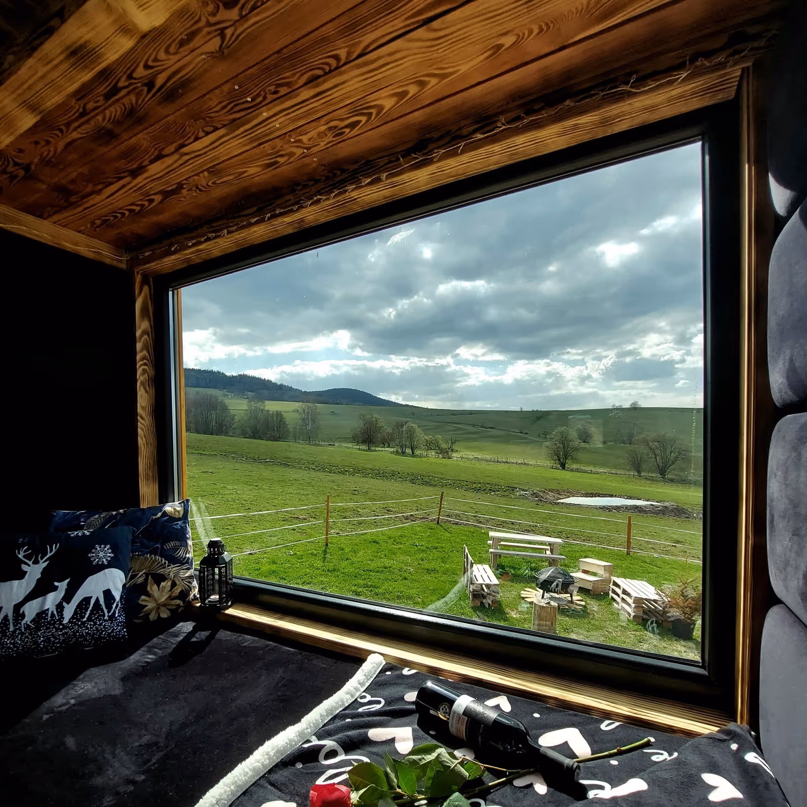 Glamping Morava - výhled na pastviny