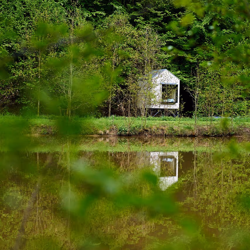 Ubytování v posedu u rybníka mezi stromy