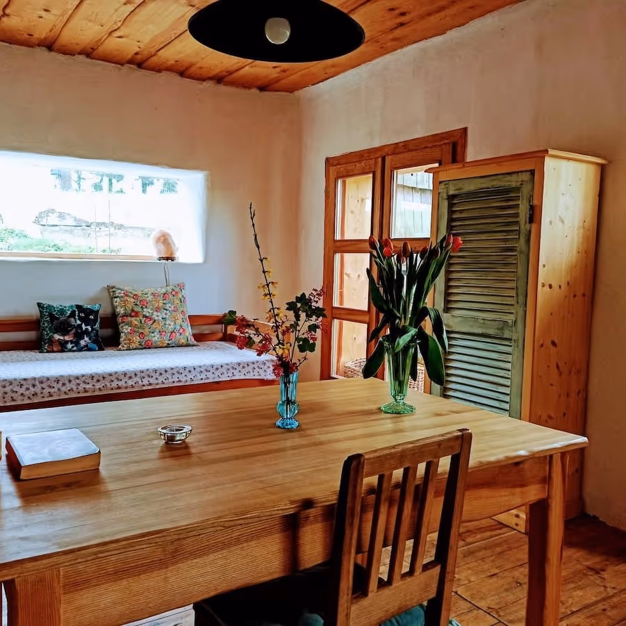 světnice ve vesnickém stavení se stolem a skříní