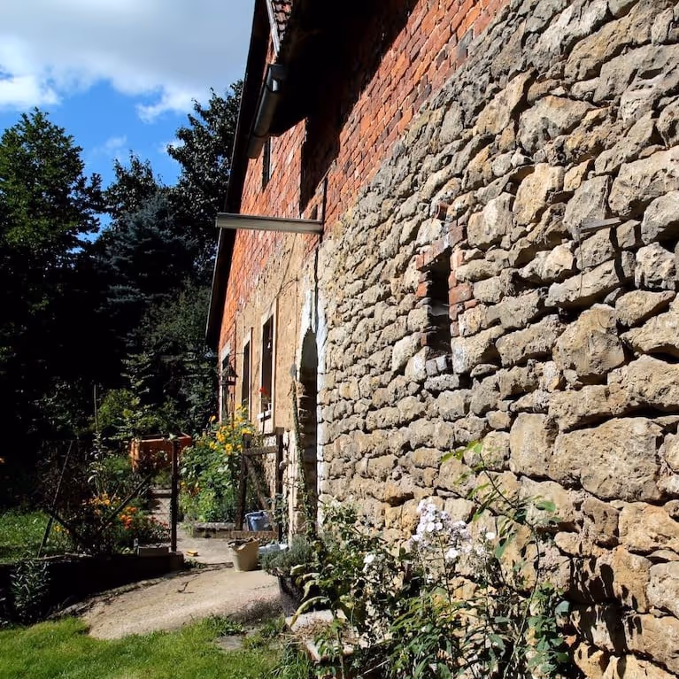 citlivě rekonstruované vesnické stavení z kamene a cihel