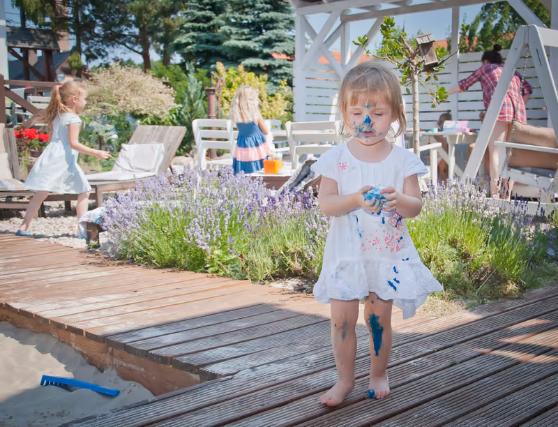 Sielska chata - dítě při hře