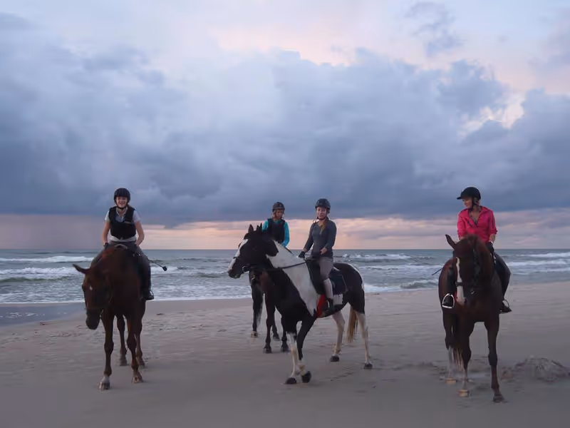 Folwark Jackowo - jízda na koni po pláži