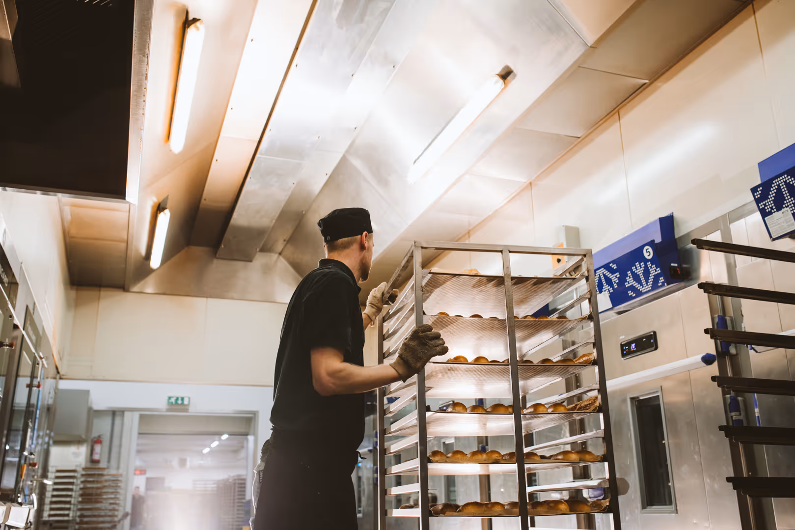 Broodjes bakken bij Bakkerij Paulissen