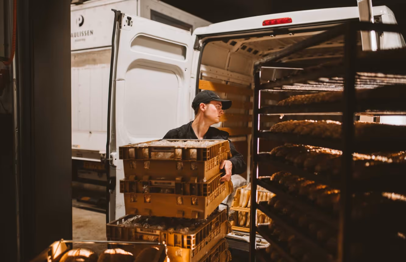 Inladen busje Bakkerij Paulissen