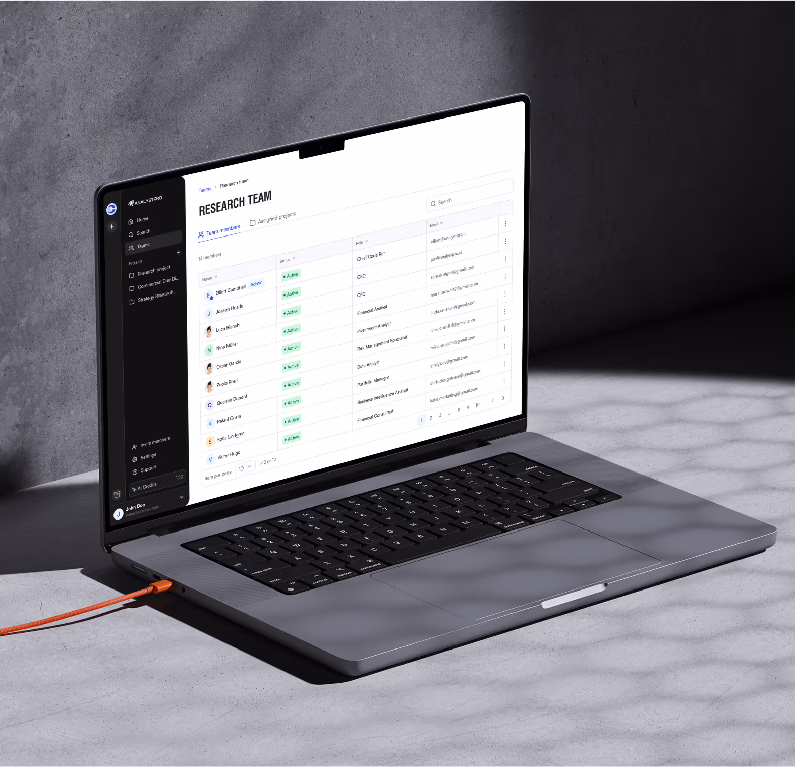 Сторінка дослідницької команди AnalystPro на ноутбуці: учасники, ролі та статуси