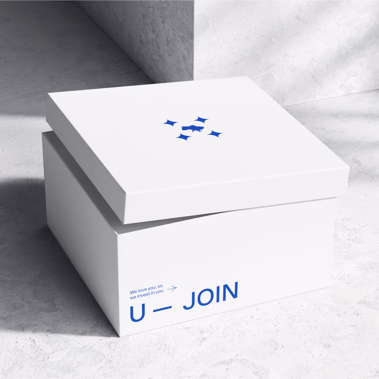 Біла подарункова коробка з патерном зірок і гаслом U — Join
