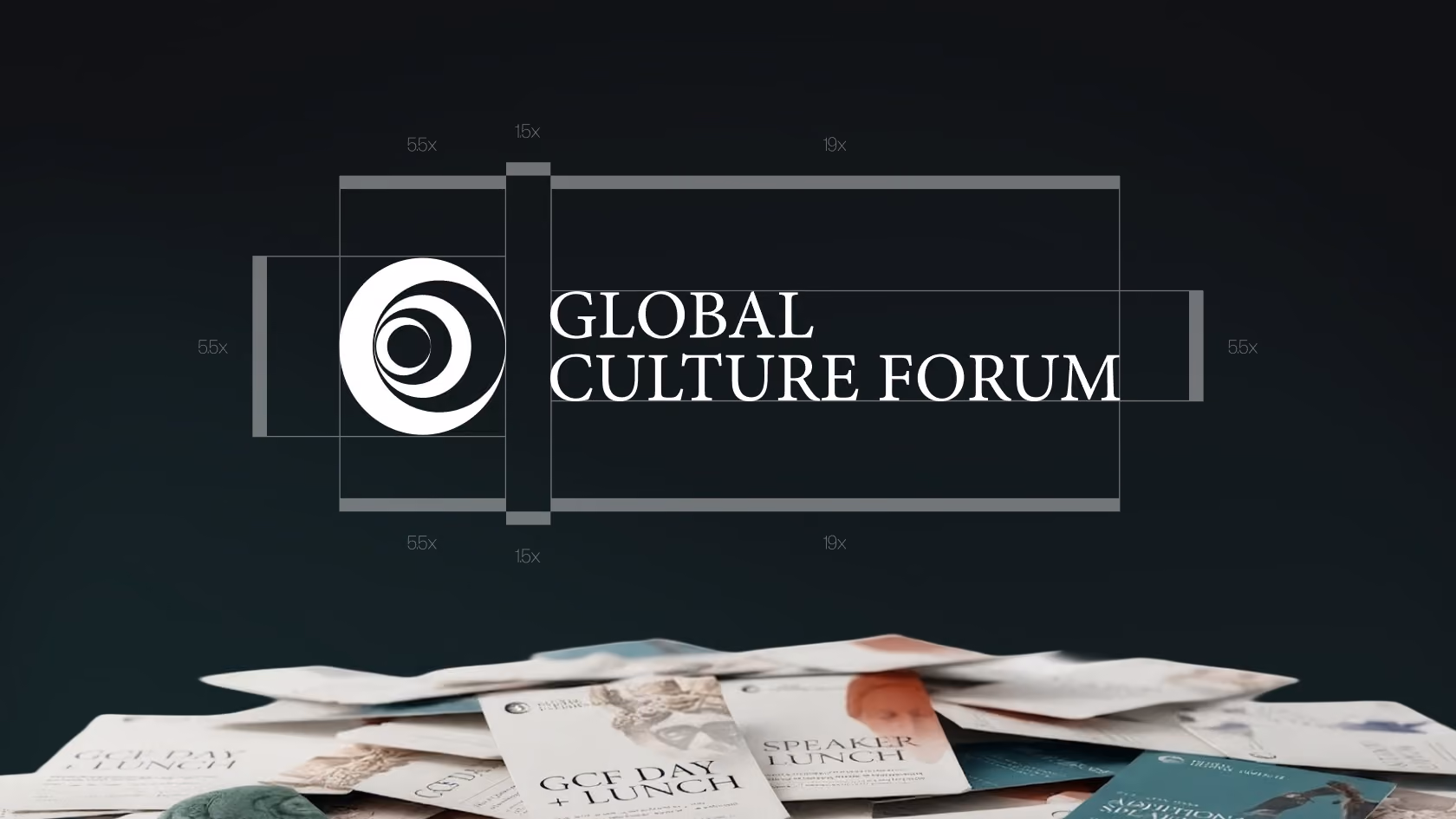 Логотип Global Culture Forum з модульною сіткою над стосом друкованих матеріалів