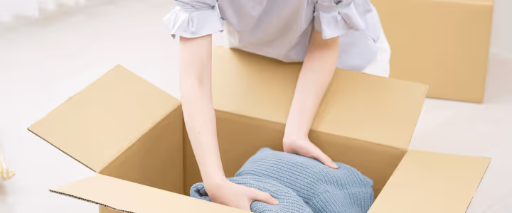 荷物を詰めている様子