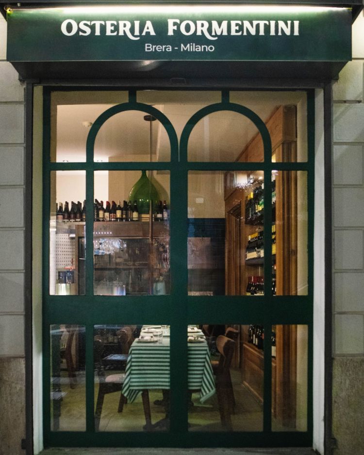 L'ingresso dell'Osteria Formentini, proprio all'angolo con via Madonnina: presto la sua capienza sarà ampliata da un dehors esterno