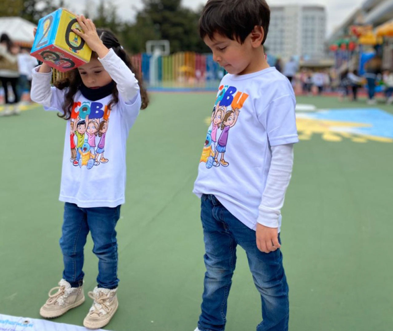 Niño y niña de la Red de Colegios Semper Altius.