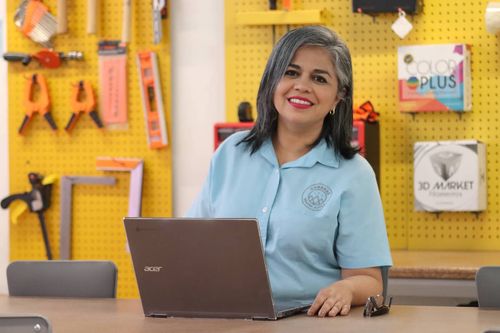 Maestra en el makerspace del colegio Cumbres Villahermosa