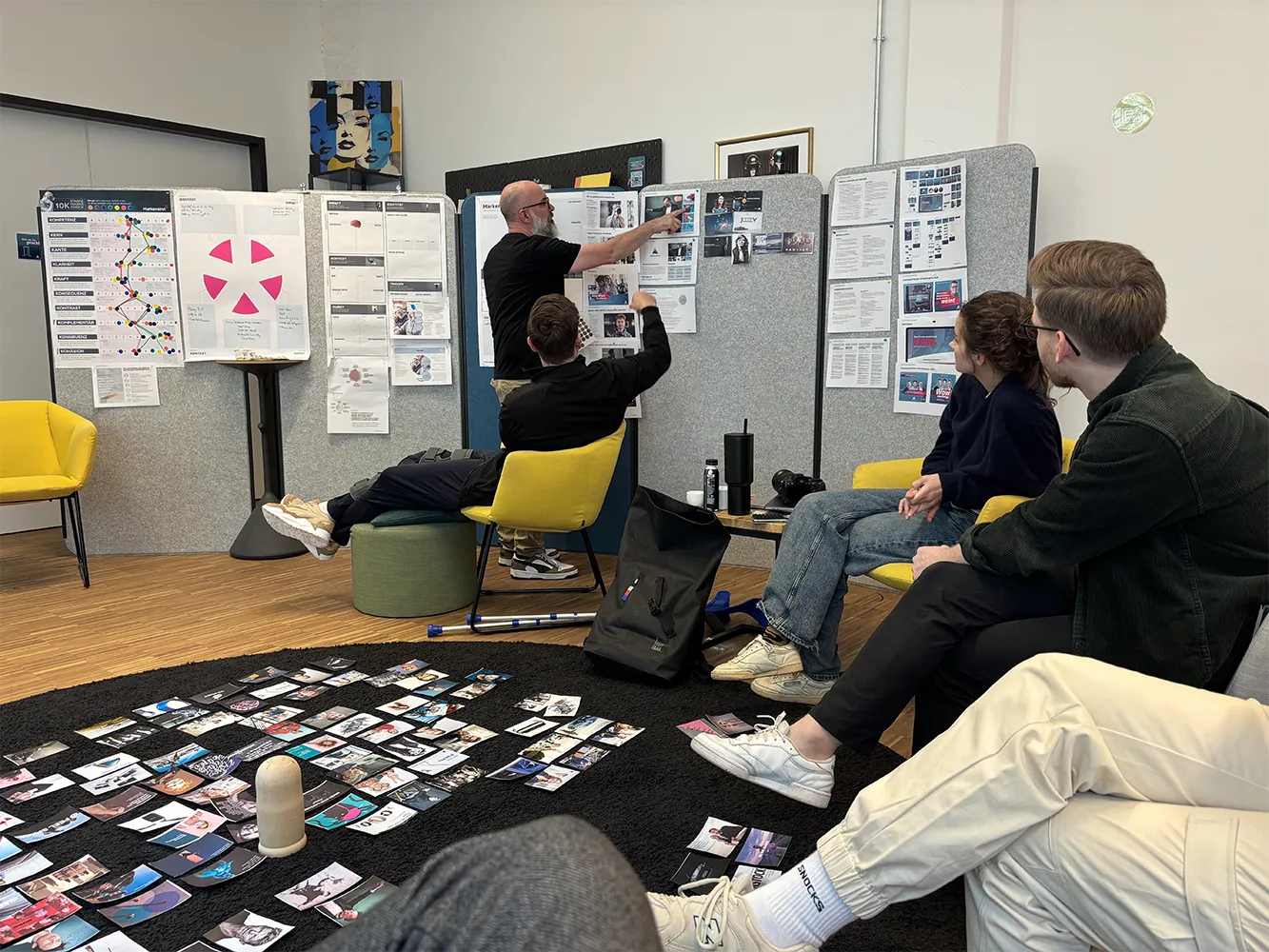Teilnehmer einem Markensinn Marken-Workshop erarbeiten im Team Themen der Marke.