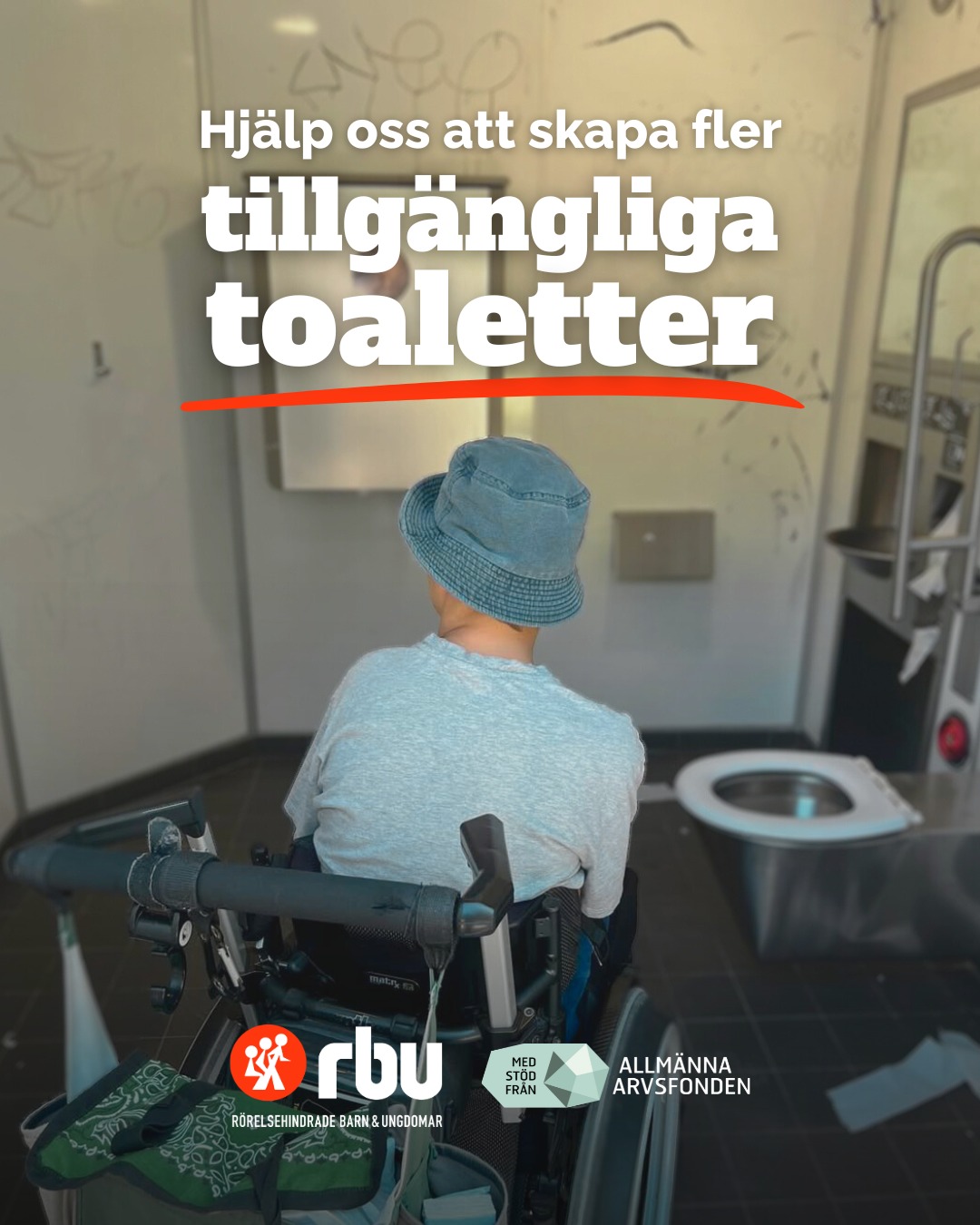 Bild tagen bakifrån på en personi rullstol som befinner sig på en toalett.