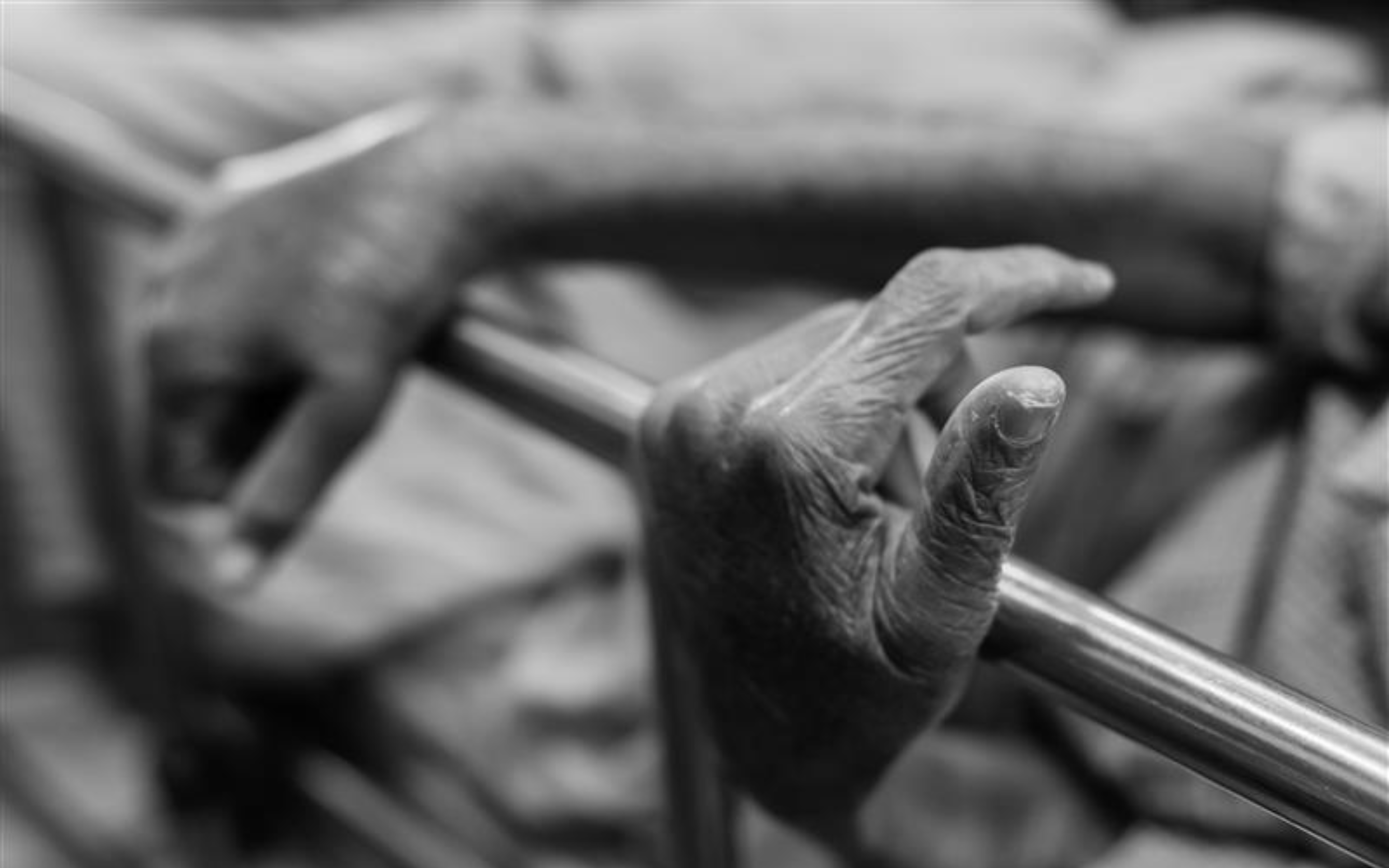 Alternatives to bed rails for seniors: safe options that actually work