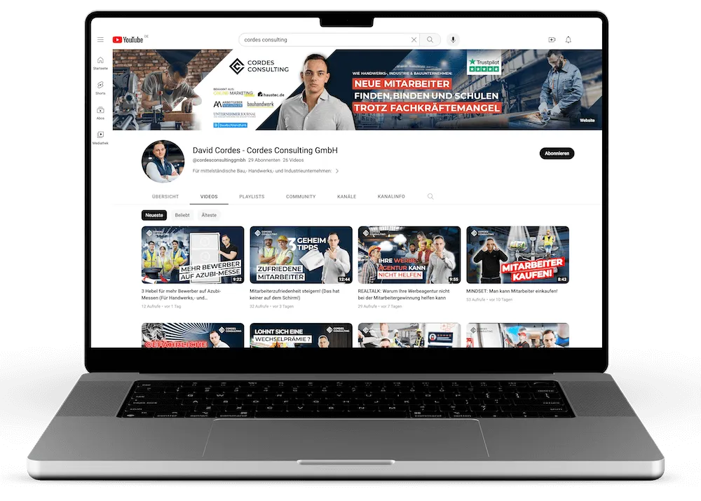Macbook mit YouTube-Kanal Banner