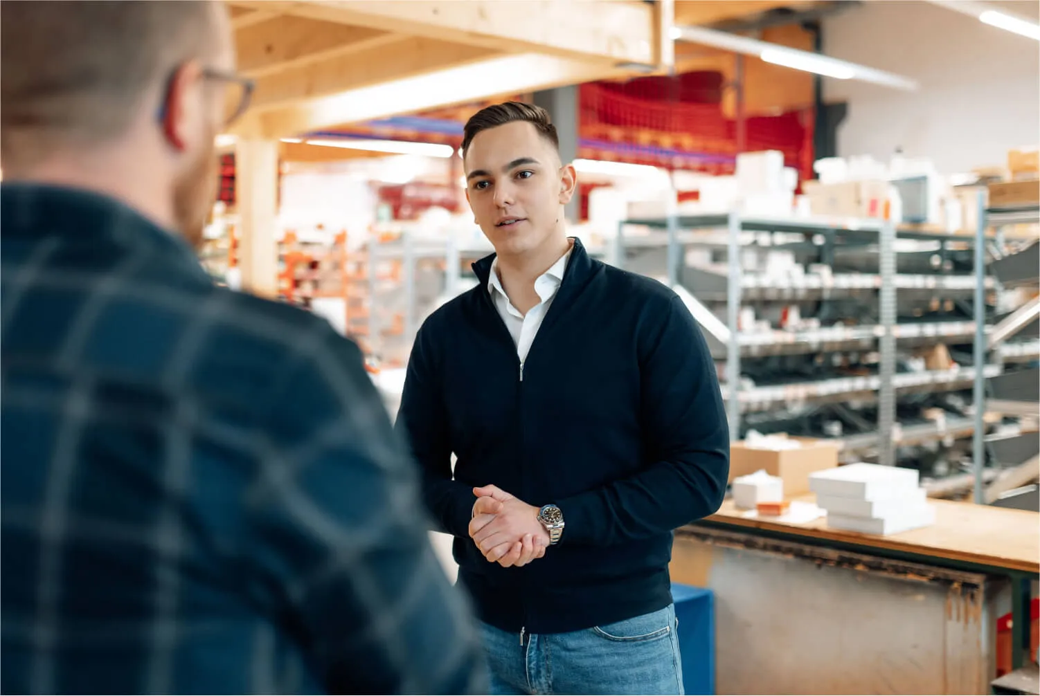 David Cordes bei Kunden im Lager