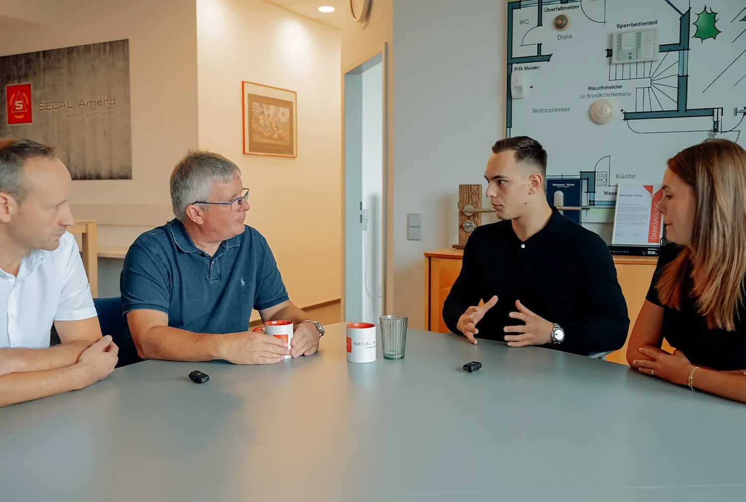 David Cordes bei der Beratung eines Kunden für Alarm und Sicherheitstechnik.