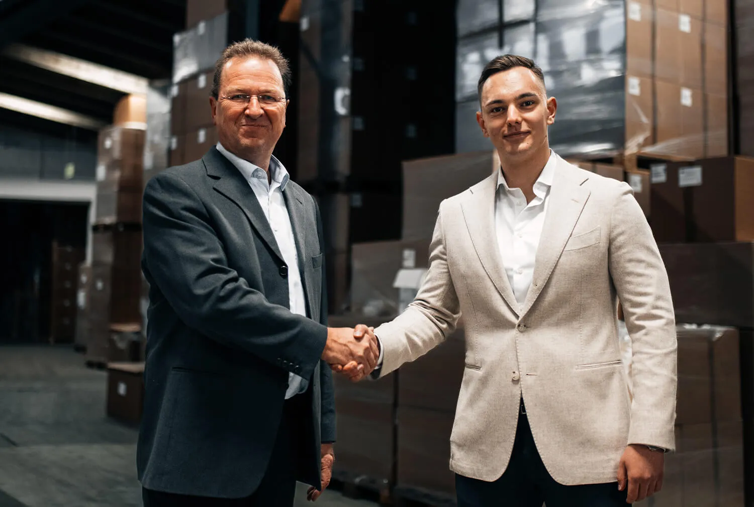 Shake-Hands: David Cordes mit Kunden in Lager