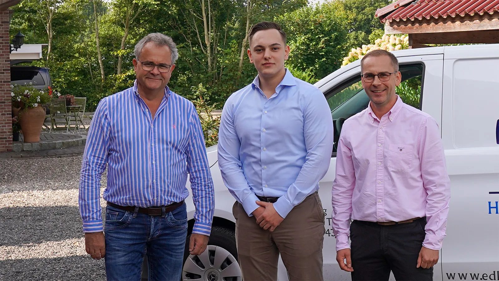 David Cordes mit Geschäftsführer vor einem Transporter
