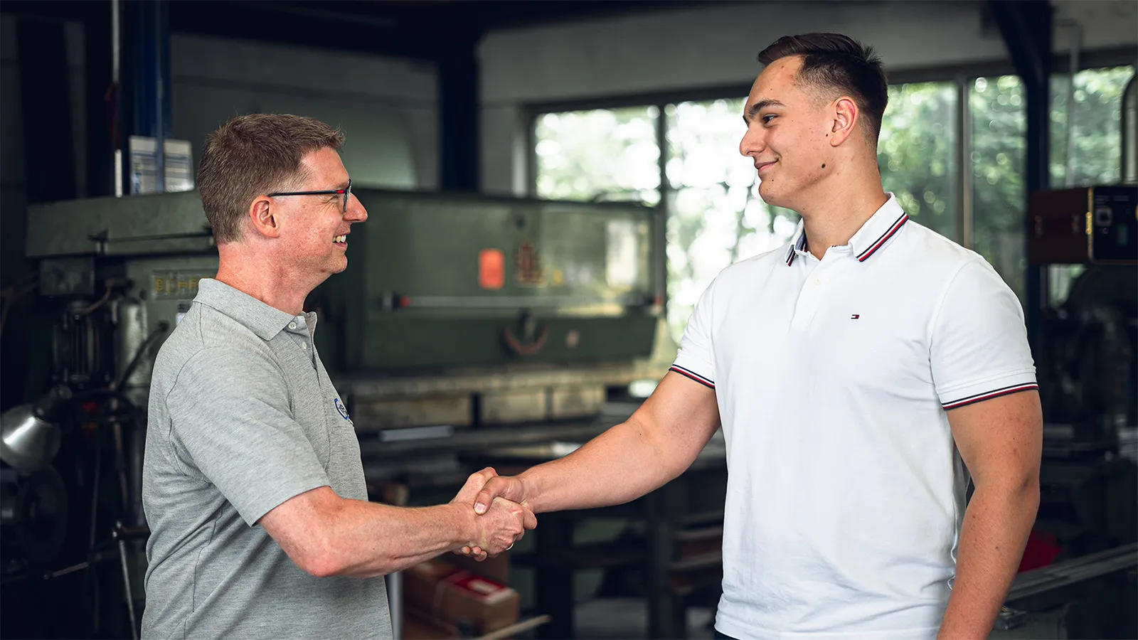 Shake-Hands: mit Geschäftsführer aus Lüftungstechnikbetrieb