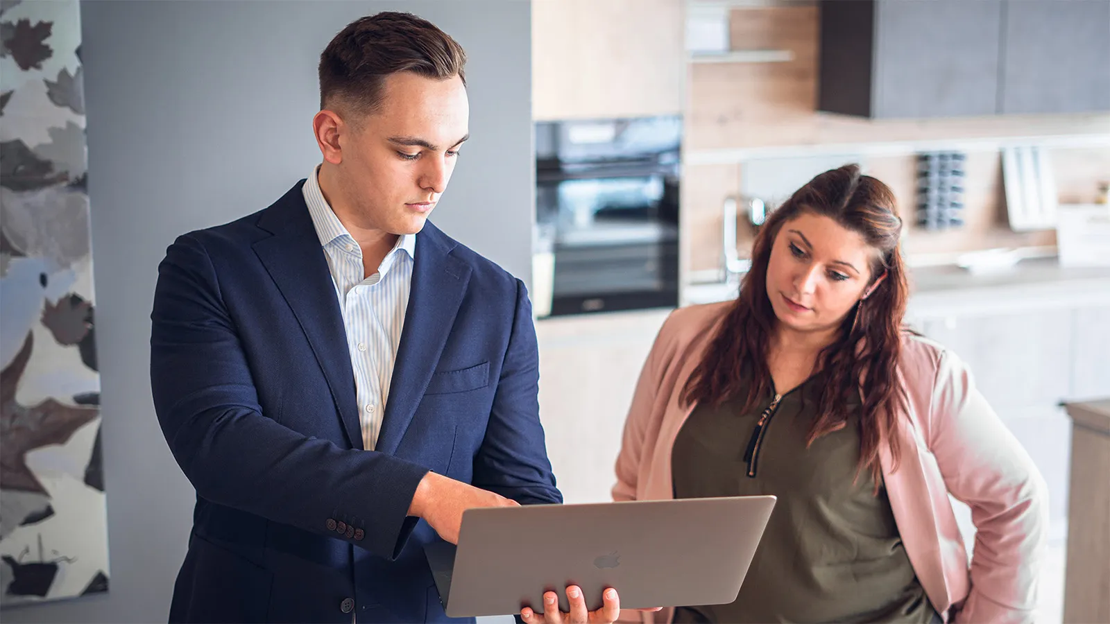 David Cordes zeigt auf einem Laptop die aktuellen Statistiken