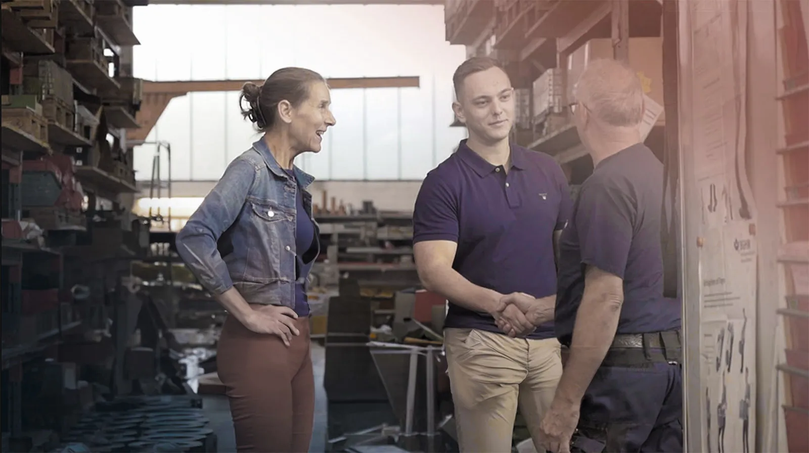 Shake-Hands mit Geschäftführer in Industriehalle