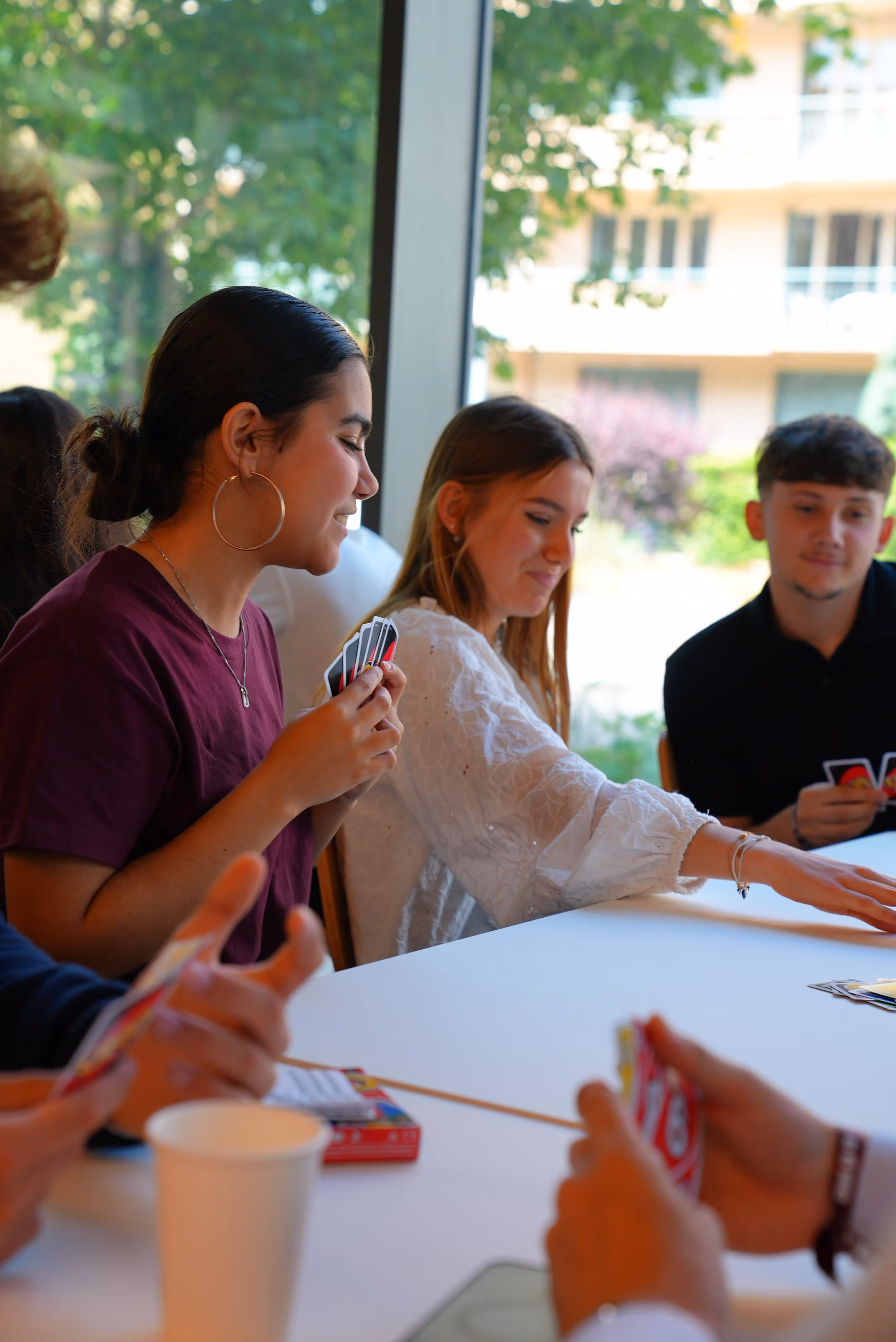 étudiants en train de danser une chorégraphie pendant le spectacle de l'accueil admissibles