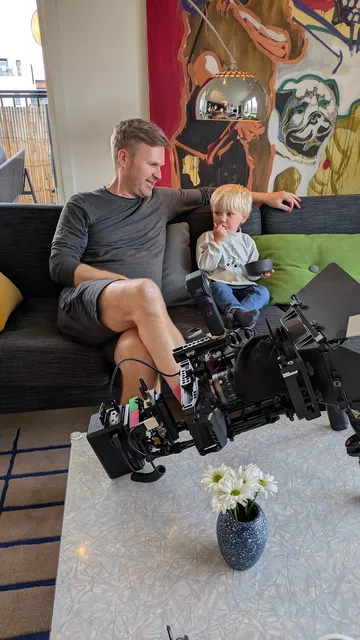 Liten skuespiller (2 år), har matpause sammen med fotograf (48 år) behind the scenes fra reklamefilminnspilling for 24Nettbutikk.
